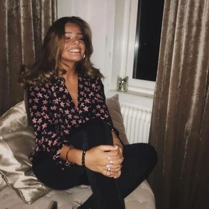 Pyjamas från love stories  - Säljer denna fina fina pyjamas från Love Stories! Köpt för 2000, använd endast ett fåtal gånger. En del för 400 eller båda för 600❤️