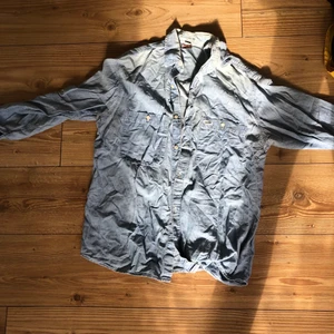 Jeans Skjorta  - Ett lättare jeans tyg av märket guess