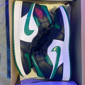 Air jordan 1 mids pine green - Pine greens i storlek 44/us 10 helt nya nästan använt 2 gånger med crease skydd 
