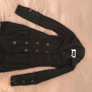 Kofta/jacka svart  - Otroligt varm och skön kofta/jacka. Storlek S. Går att använda till sensommar som en jacka och vintertid funkar som kofta. Jag är 168 cm oh koftan nås ovanför mina knäskål. Ditt pris 500kr. Nypris ca 2500kr. Du står för frakten. 