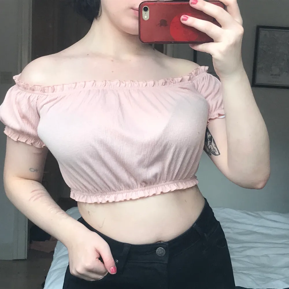 Super söt ljus rosa croppad off shoulder blus från H&M XS men passar även S Möts i Stockholm eller fraktar men då står köparen för frakten. 50kr. Toppar.