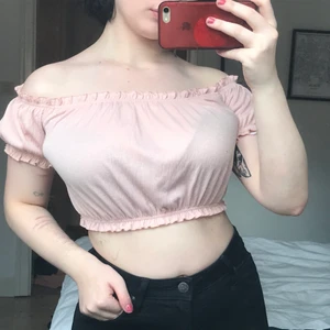 Rosa off-shoulder topp - Super söt ljus rosa croppad off shoulder blus från H&M XS men passar även S Möts i Stockholm eller fraktar men då står köparen för frakten. 50kr
