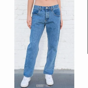 Low waist jeans - Från brandy melville! Är helt nya oanvända med prislapp kvar💙 Waisten är 79 cm, lägger ut dessa igen pga oseriöst bud!