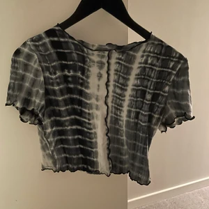 Croptop - En croptop i väldigt mjukt material, svart, vit och grå färgad