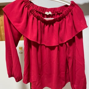 Off shoulder topp - Hej! Säljer min off shoulder topp. Färgen på toppen är röd. Storlek M. Priset kan diskuteras, köpt från Turkiet. Använd ett par gånger