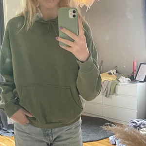 Grön hoodie - Säljer denna coola gröna hoodie från carlings. Den är i nyskick. Den är i storlek S och har fina detaljer. Säljer för 100kr+frakt