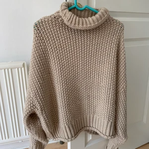  Begie stickade tröja  - Begie oversize stickad tröja 