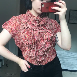 Ruffled skjort blus - Cool skjort blus från Saint Tropez. Storlek L men passar som en M Möts i Stockholm eller frakter men då står köparen för det. 80kr
