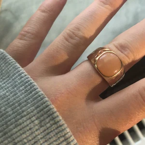 Ring  - Snygg ring från hm, bra skick, storlek S/XS. 30 kr plus frakt 