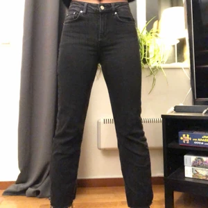 Svarta jeans från Gina Tricot storlek 34 - Jag säljer dom har svarta jeansen från Gina Tricot             🔺Storlek 34                                                                        🔺Pris 200 kr + frakt                                                       Modellen är helt rak vilket gör att dom sitter tajtare runt låren och midjan men blir "lösare" längre ner på benen. Dom är nästan helt oanvända och är o jättebra skick. Frakten beror på vart ni bor