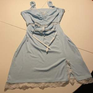 En jättesnygg blå klänning från ROMWE. Denna klänningen har blivit använd 2-3 gånger. Den har några små trådbitar som sticker ut, kan skicka bild om ni vill se dem. Annars är den oskadad, man kan spänna överdelen hur hårt man vill. :)