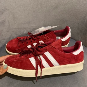 Sneakers - HELT nya sneakers från adidas. Ej använt då de tyvärr är för stora på mig men sååå snygga!! De är i 40 2/3. Perfekta skon för hösten. Vitt snöre och kartong ingår. 