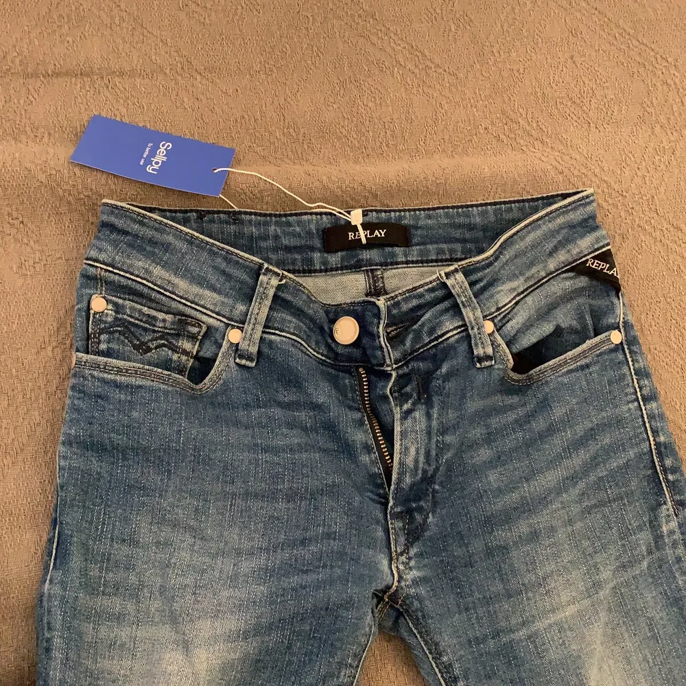 Ett par jeans, bootcat low Waits köpta från Sellpy i strl XS. Säljs pga att jag kollat fel på storleken då jag är en S/M men råkat köpa XS. Säljes av samma pris som köptes. Jeans & Byxor.