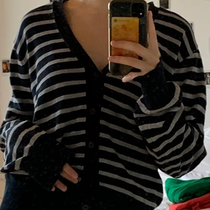 Randig kofta nu till hösten - Superfin randig kofta som är lång i armarna