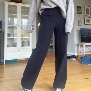 Kostymbyxor  - Svarta/marinblå kostymbyxor köpta secondhand!! Jättesnygga men har för många kostymbyxor😊😊