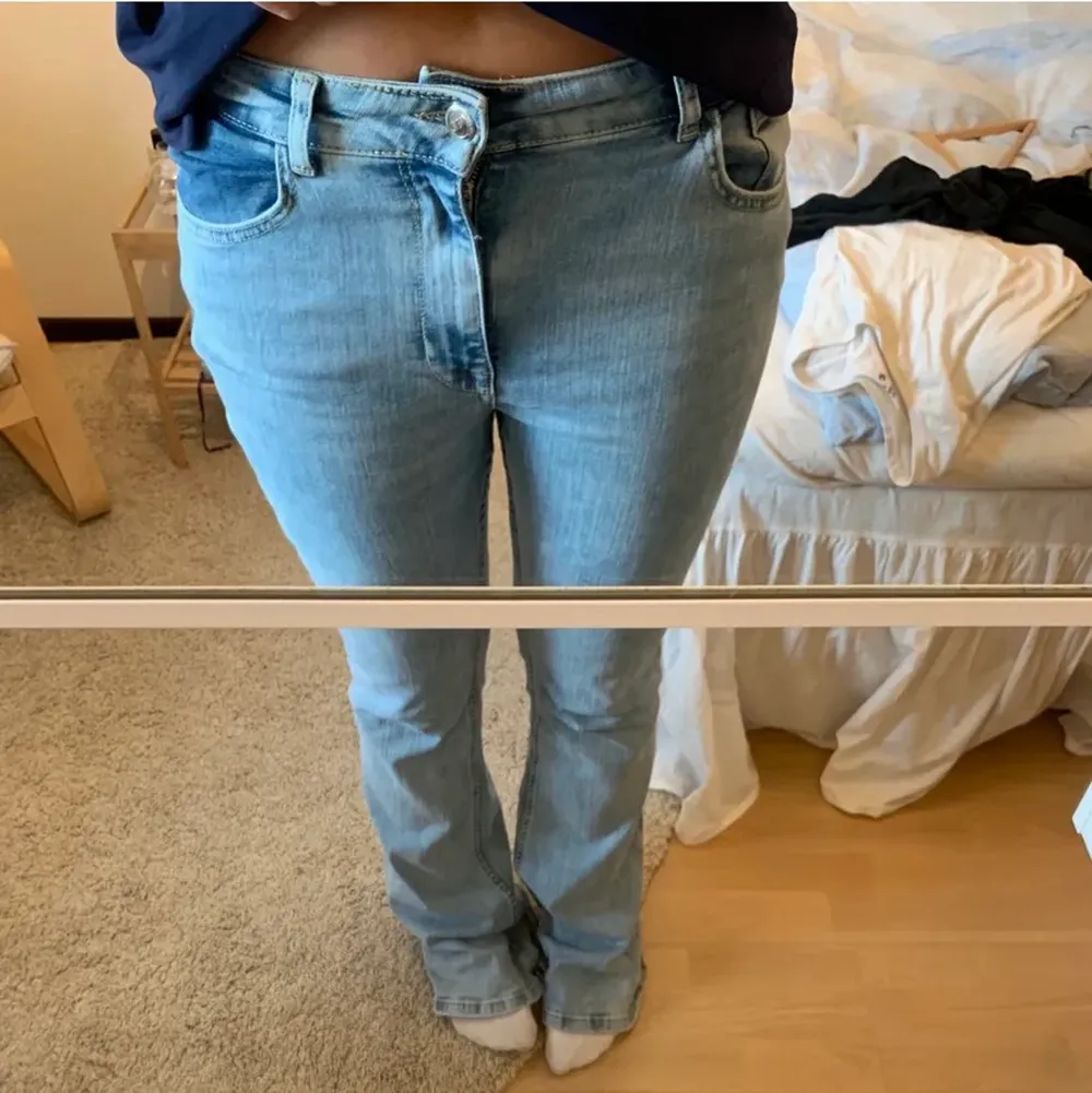 Mid rise jeans från zara! Mycket fint skick endast använda 1 gång! De är väldigt stretchiga så passar en storlek större med! . Jeans & Byxor.