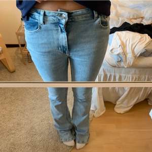 Mid rise jeans från zara! Mycket fint skick endast använda 1 gång! De är väldigt stretchiga så passar en storlek större med! 
