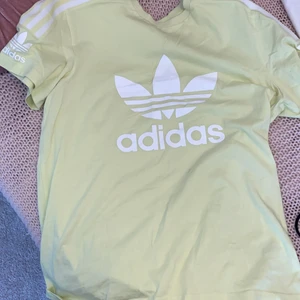 Neon gul Adidas tröja,äkta  - En neon gul adidas tröja har andvänds en gång storlek M flätor den för 450 o säljer den för 170