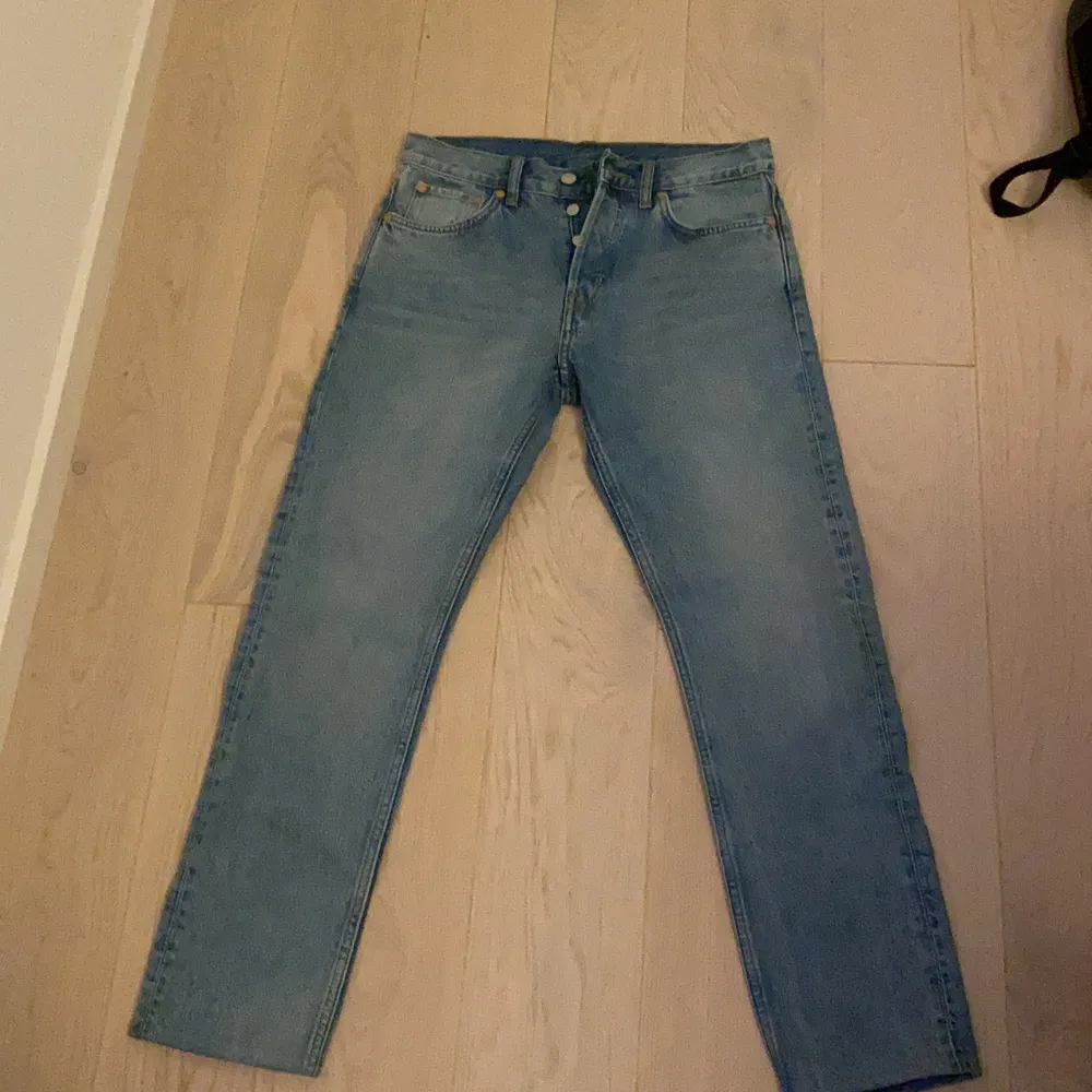 Hej säljer mina weekday jeans i modellen pine. Ser ut som nya då dem bara är använda få antal gånger i storlek W28 L30. . Jeans & Byxor.
