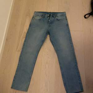 Hej säljer mina weekday jeans i modellen pine. Ser ut som nya då dem bara är använda få antal gånger i storlek W28 L30. 
