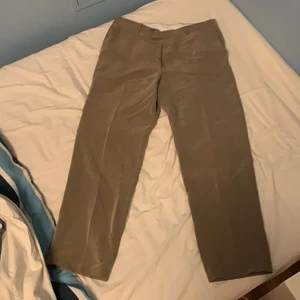 Beiga chinos - Snygga beiga chinos strå ingen storlek men skulle säga att det är 33/32 ungefär