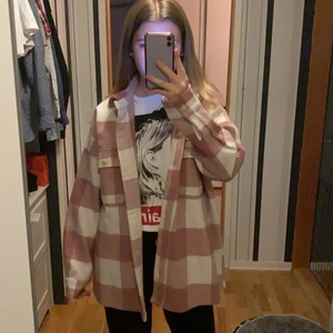 Rutig jacka från biancaXnelly - Jättefin jacka från biancas collektion med Nelly. Använd en gång. Som ny. Inga defekter. Nypris 900kr. Mitt pris 400+100 frakt. 