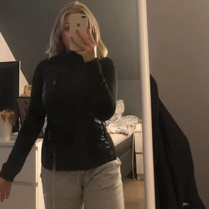 Peak performance hybrid jacka - Säljer min peak performance hybrid jacka då jag aldrig använder den och den bara hänger på min ställning. Jag är ca 160cm och den sitter bra på mig, perfekt längd i ärmarna. Jag kan ha en tjocktröja under men inte för tjock material för då blir det tajt.