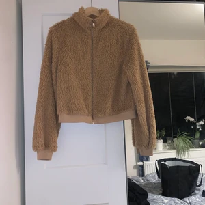 Tunn jacka! - Jättefin lurvig tunn jacka. Jag brukar även ha hyddor under så går den att ha när det är kallare också. Fint skick, knappt använd! (Frakt ingår i priset!!!)