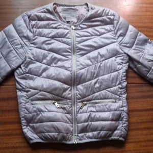 Jättefin rosa jacka - Rosa glansig metallic tunnare jacka. 39 kr. Storlek 38. Samfraktar vid köp av flera varor för 66 kr 🌸❣📦