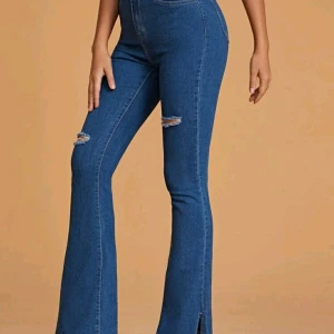 Blå utsvängda jeans - Används någon gång men är som nya. Jag är 155cm som referens och dem är för långa. Så passar nog någon som är runt 165cm