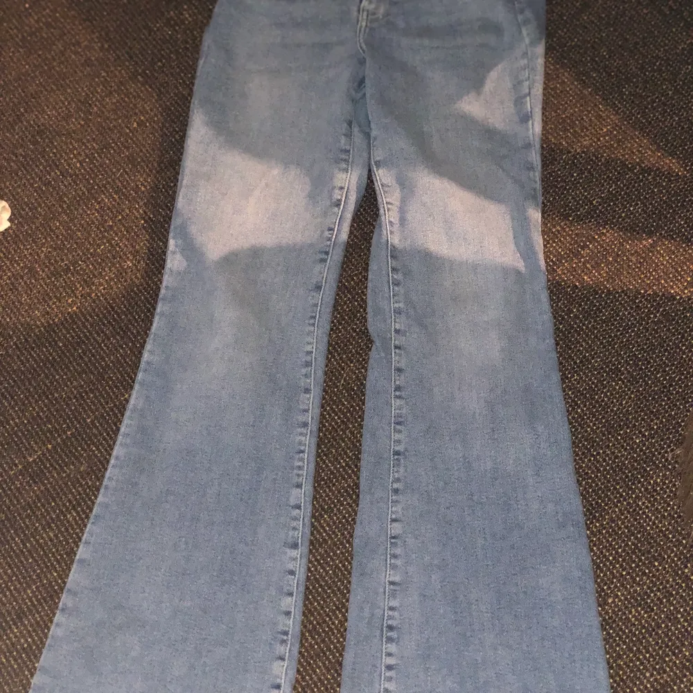 Snygga jeans nästan helt oanvända , stretchigt jeans material strl 42. Jeans & Byxor.