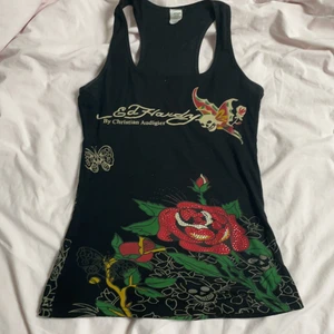 Ed Hardy linne  - Funderar på at KANSKE sälja mit Ed Hardy linne 🤨 för jag använder inte det så mycket längre. Bra sick, jag skulle säga att den inte saknar några diamanter alls. Buda så kanske jag säljer 🧐💘 