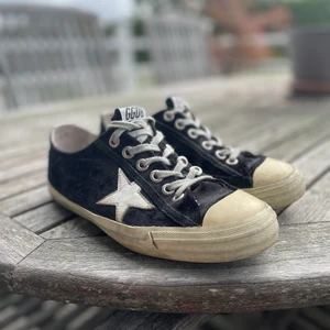 Golden goose  - Säljer mina älskade golden goose! Skorna är använda men väldigt fina och har en sliten finish, mina favorit skor🥰pris kan diskuteras vid snabbt köp