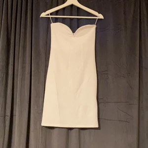 Klänning  - Fin klänning från hm aldrig använd inga hål eller fläckar fler bilder kan skickas😊