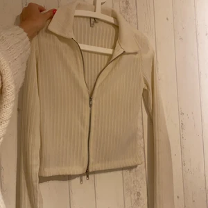 Topp från Nelly  - En trendig topp som går att justera dragkedjan beroende på hur man vill ha den själv 🤩🤩