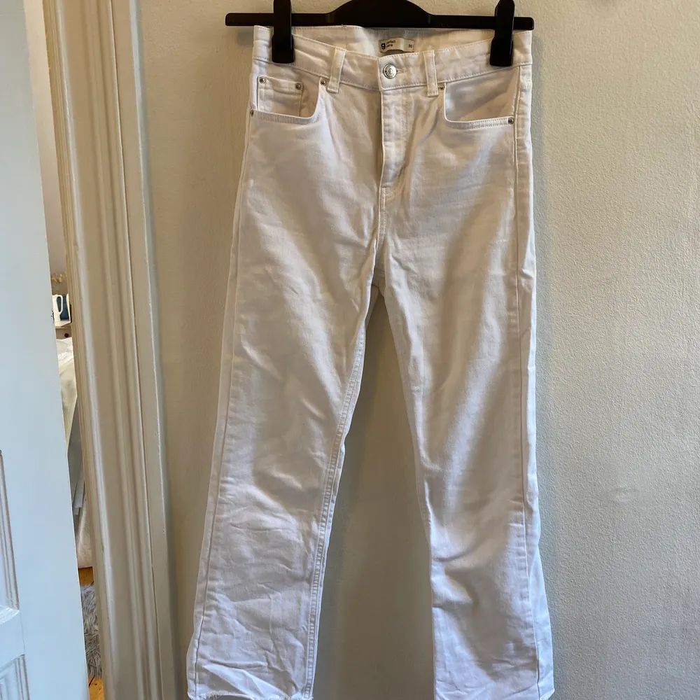 Oanvända vita byxor från Gina Tricot. I storlek 36. Jeans & Byxor.