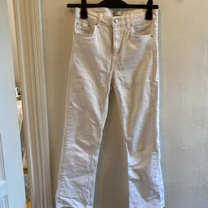 Oanvända vita byxor från Gina Tricot. I storlek 36