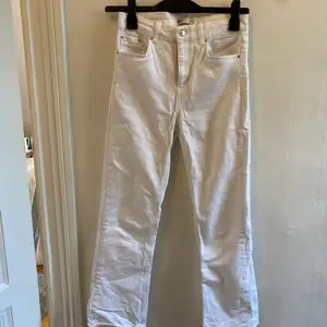 Oanvända vita byxor från Gina Tricot. I storlek 36