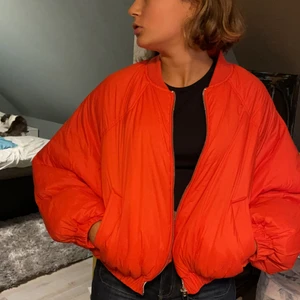 Orange Puffer Jacka - Fint skick. Använt sparsamt. Oversize och kort 