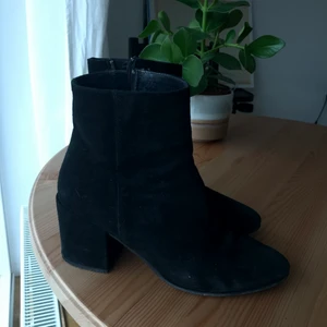 Klackar stl 39 - Letar du efter de snyggaste och mest bekväma klackarna som går att ha både till jobb/skola och utekvällen? Då har du kommit rätt! Köpte dessa i Paris och älskar de men används tyvärr inte längre. Svart mocka, lätta att rengöra. Köptes för 79 euro (ca 800kr)