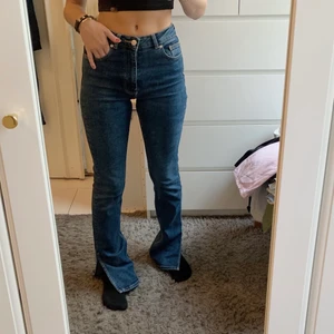 Zara jeans - Jeans från zara. Köpte för ett år sedan och använda ett fåtal gånger. Långa i modellen med slits nedtill.