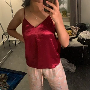 Tröjor - Två tröjor, storlek 32, båda använda några gånger, ganska längesen. Säljs enskilt