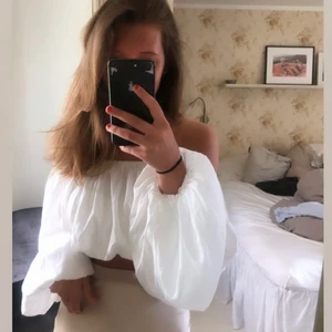 NAKD blus - Säljer denna helt underbara blus från NAKD, den hör även ihop med den korta vita kjolen från NAKD som jag publicerade för några dagar sedan. Det har blivit lite små fläckar på blusen, något jag försökt få bort men ännu inte lyckats med därav billigare pris❤️✨OBS: köpare står för frakt 