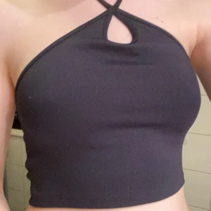 Topp från zara - ( de är spegeln som är smutsig inte tröjan) As snygg men ledig kommit till användning. Strl S sitter super fint verkligen. Köper du denna i samband med något över 50kr (inte inklusive frakt) så får du denna för endast 20kr. Annars kostar den 45kr exklusive frakt! Passa på 💕läs min bio innan du köper ngt