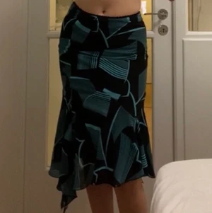 Asymmetrisk kjol - Jättefin kjol köpt här på plick men har inte kommit till användning.<3 Står storlek S skulle säga att det är en xs då den sitter tajt på mig. Så fint fall och bekvämt material! 