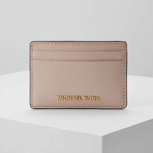 Säljer en Michael kors plånbok , är i använd skick! Färgen heter soft pink . Köparen står för spårbar frakt. 