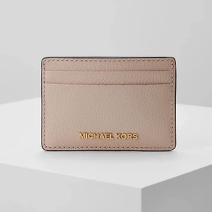 Michael kors plånbok  - Säljer en Michael kors plånbok , är i använd skick! Färgen heter soft pink . Köparen står för spårbar frakt. 
