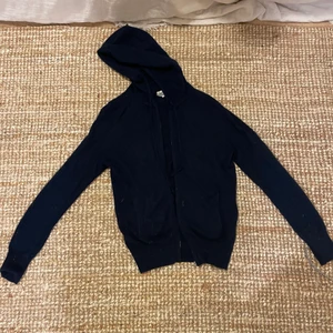 Cashmere hoodie - Säljer min blåa cashmere zipper då jag inte använder den. Jätte fint skick i storleken xs.