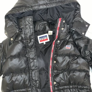 LEVIS JACKA🖤❤️ - Säljer denna Levis jacka! Superskön och varm nu till hösten och vintern!!🍁❄️ Nypris: 2000kr, Mitt pris: 800kr💓 Storlek XS!