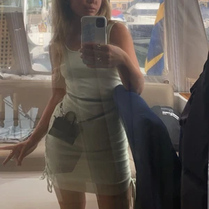 mintgrön klänning med dragsko detaljer🍀🐉 - en PANGklänning som sitter som en smäck på! Den är köpt innan sommaren och använd vid 3 tillfällen endast☺️ säljer denna skönhet då plats i graderoben behövs 🌱